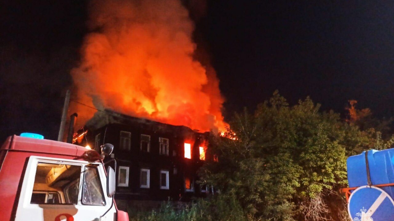 Два человека погибли при пожаре в двухэтажном доме в Уфе В Уфе ночью загорелась крыша многоквартирной дв...