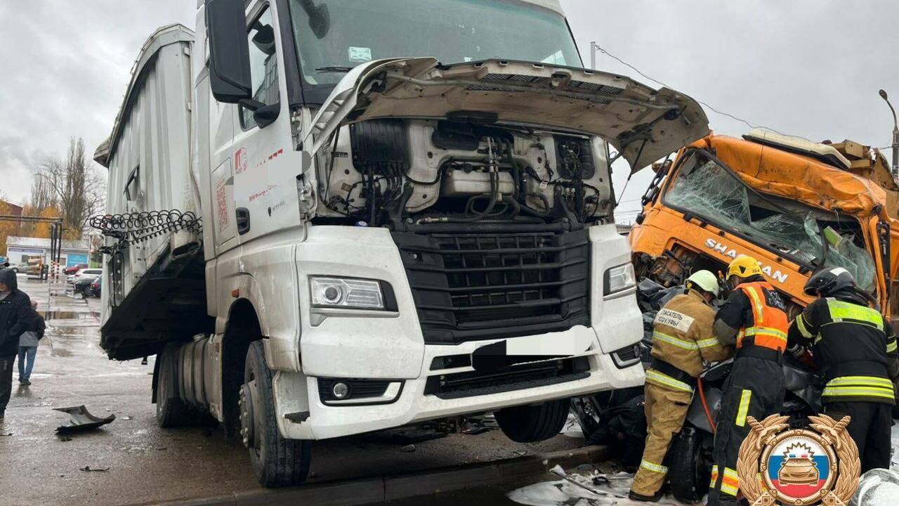 Смертельная авария в Уфе: у грузовика отказали тормоза Сегодня утром на пересечении улиц Новоженово и ...