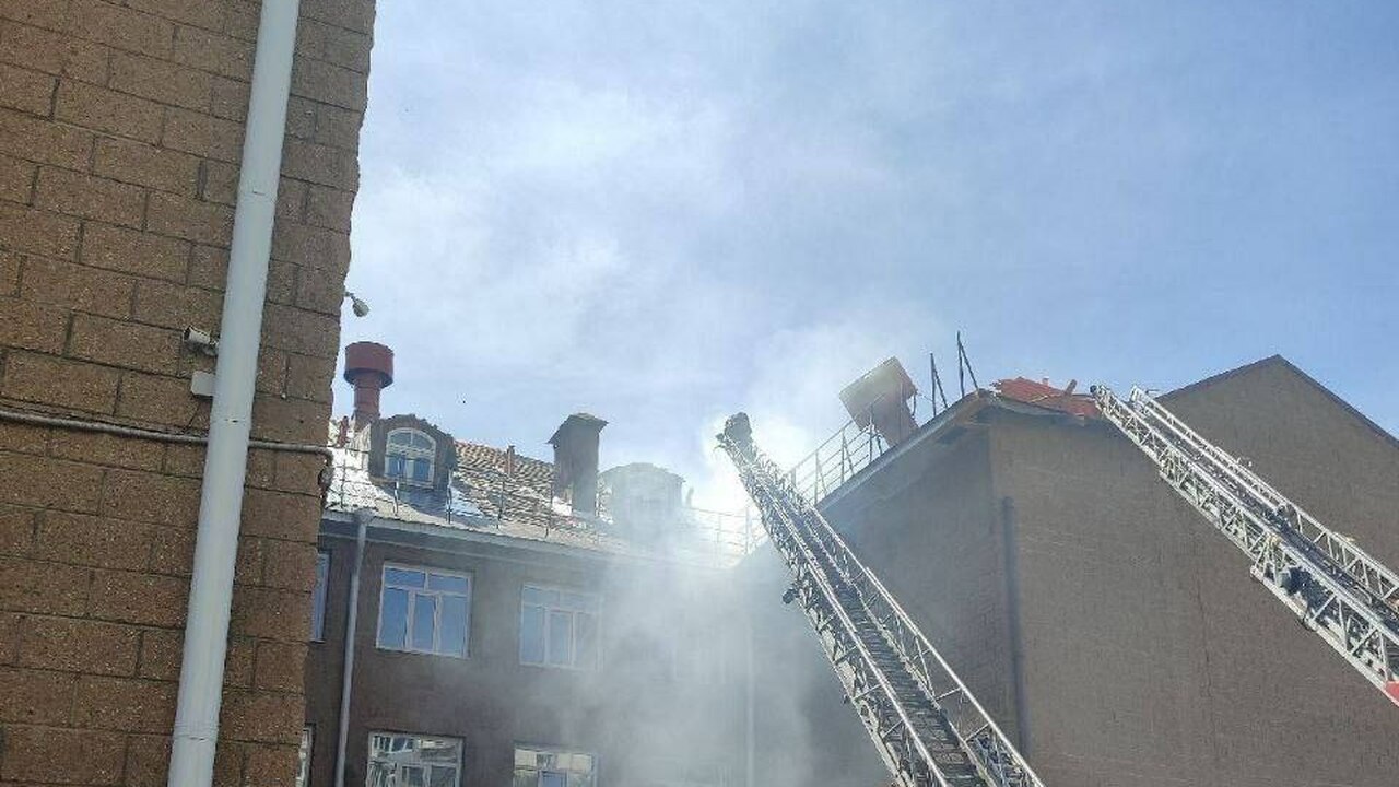 В уфимской школе № 4 тушат крышу Крыша загорелась во время ремонта в здании школ...