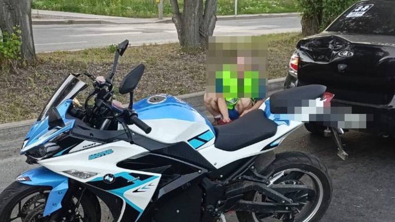 В Уфе после аварии госпитализировали водителя мопеда ДТП произошло вчера вечером на улице Сипайловск...