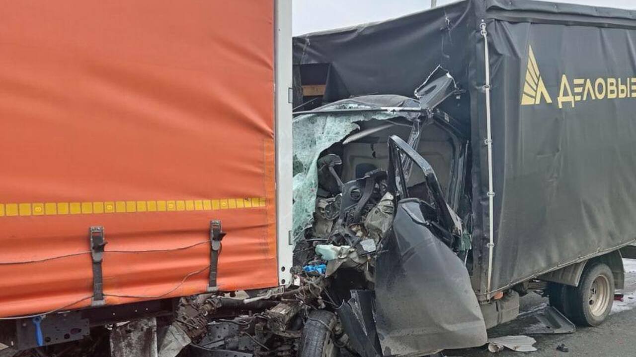 Водитель грузовика погиб в Башкирии, влетев в стоящую фуру Сегодня в два часа дня на 1436-м километре трас...