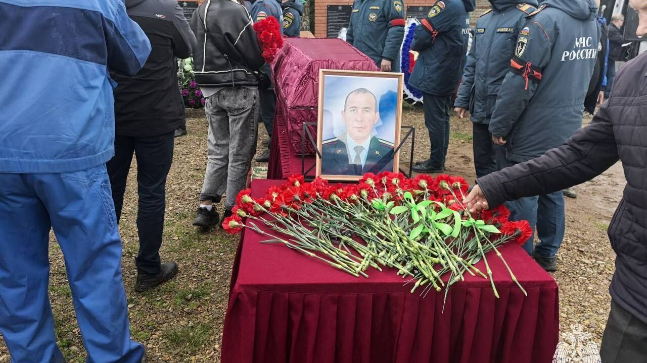 В Башкирии простились с погибшим в зоне СВО сотрудником МЧС Тимуром Крымбаевым В Архангельском районе Башкирии простились с по...