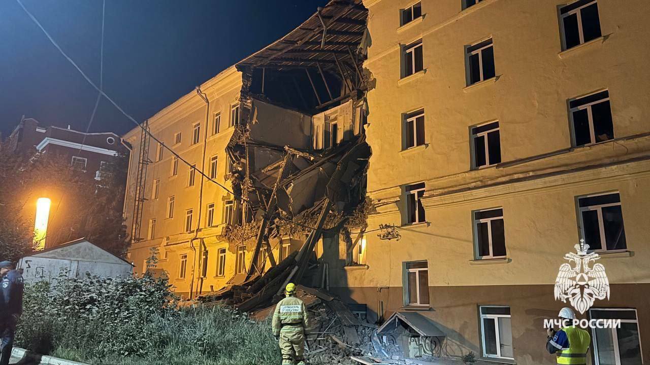 В Уфе спасатели продолжают работать на месте обрушевшейся пятиэтажки В Уфе спасатели продолжают работать на месте об...