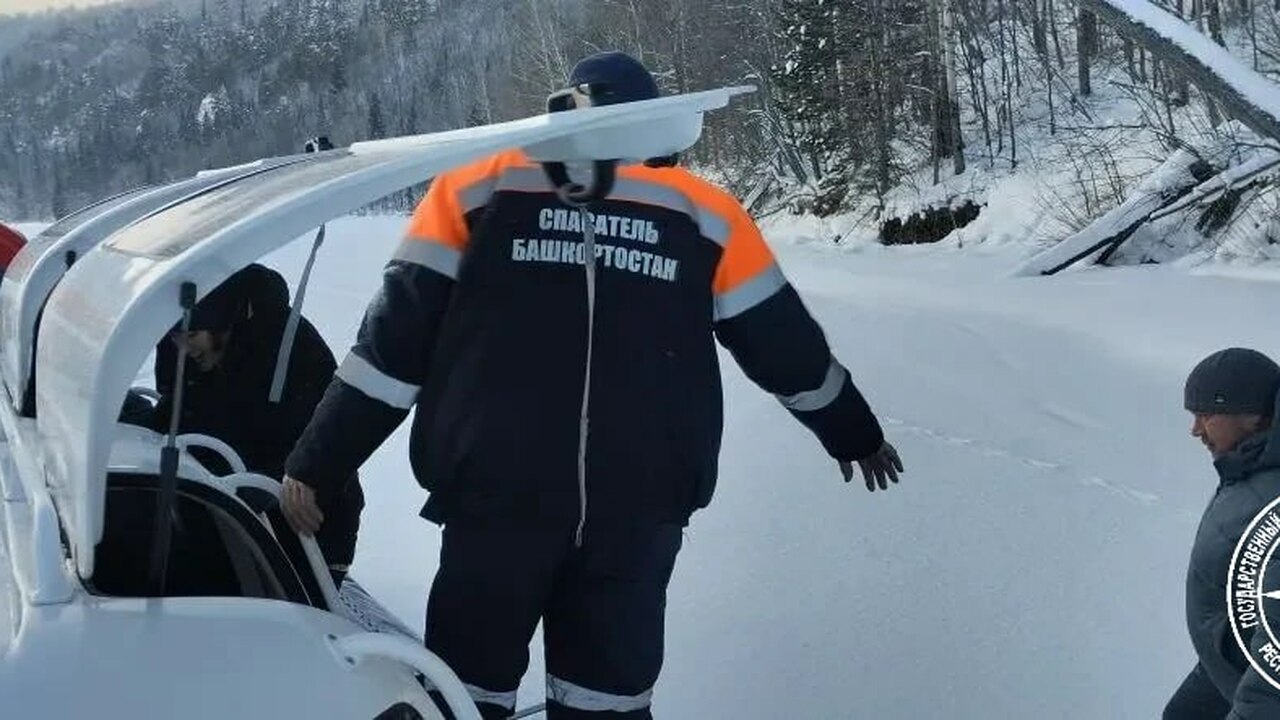 Семья из четырех человек застряла на Павловском водохранилище в Башкирии В Башкирии семья из четырех человек застряла на...