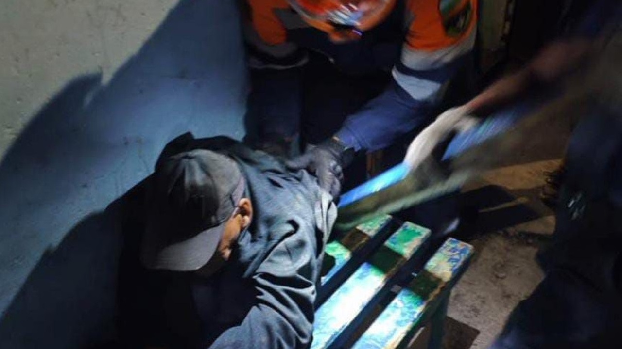 В Уфе спасатели помогли мужчине, застрявшему между скамейкой и стеной дома В Уфе вчера вечером мужчина застрял между стено...
