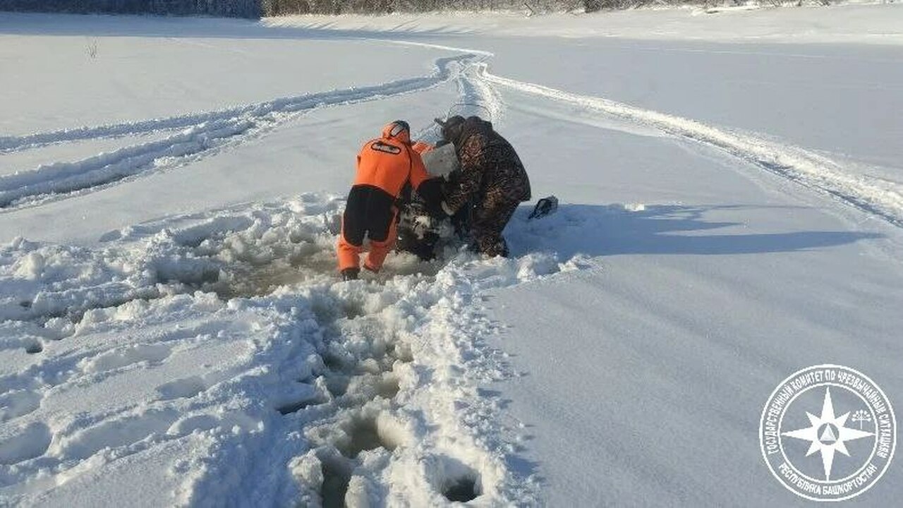 На Павловке в четверг мужчина на снегоходе заст...