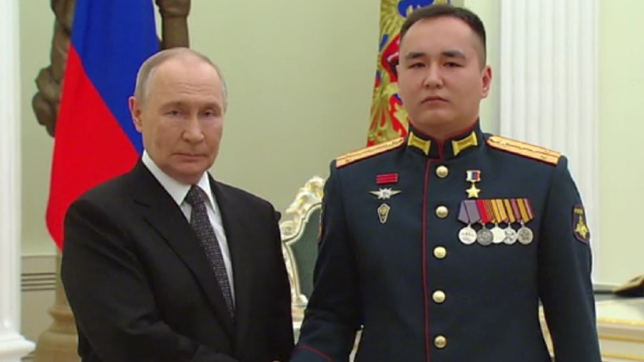 Президент России Владимир Путин в Кремле вручил...