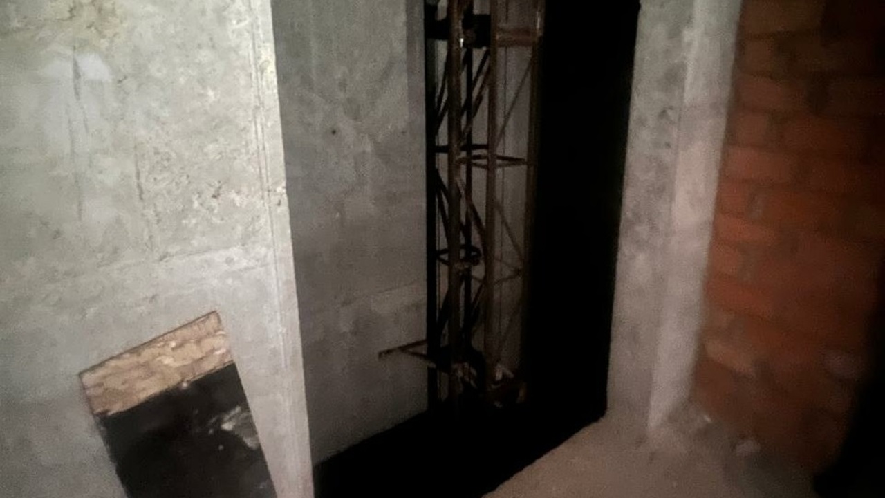 На стройке в Уфе монтажник упал в шахту лифта с 20-го этажа В Уфе на стройке на пересечении улиц Авроры и Б...