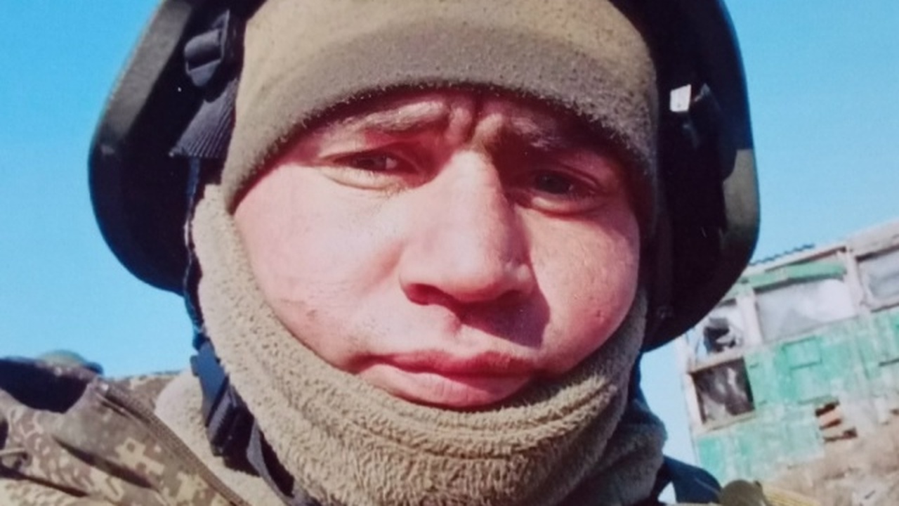 В Башкирии прощаются с погибшим на СВО Артемом Литовским В селе Акъяр Абзелиловского района сегодня прощ...