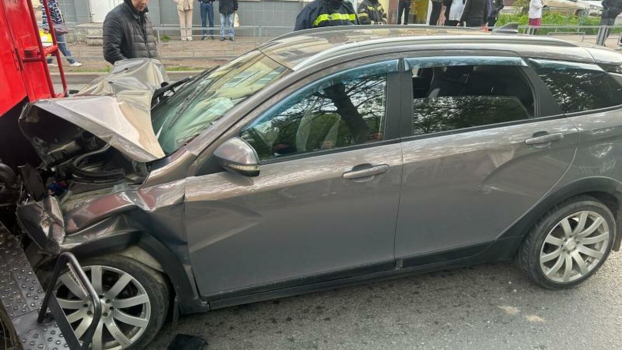 В Уфе задержали водителя угнанной легковушки, влетевшего в пожарную машину В Уфе задержали мужчину, который совершил ДТП н...