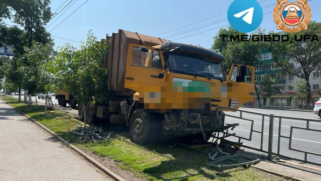 Мусоровоз снег металлическое ограждение в Уфе Сегодня во втором часу дня в Уфе произошло ДТП ...
