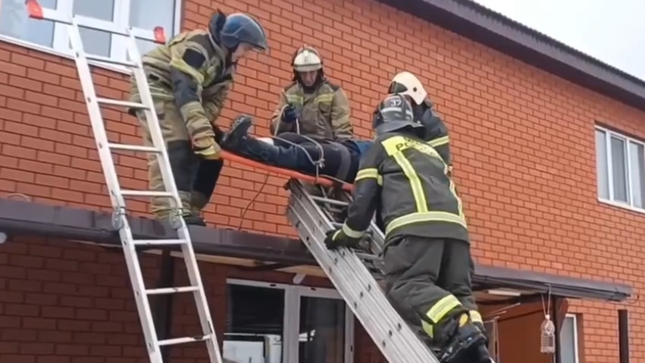 В Башкирии спасатели сняли мужчину с переломом ноги с крыши В Нефтекамске мужчина сломал ногу на крыше дома...