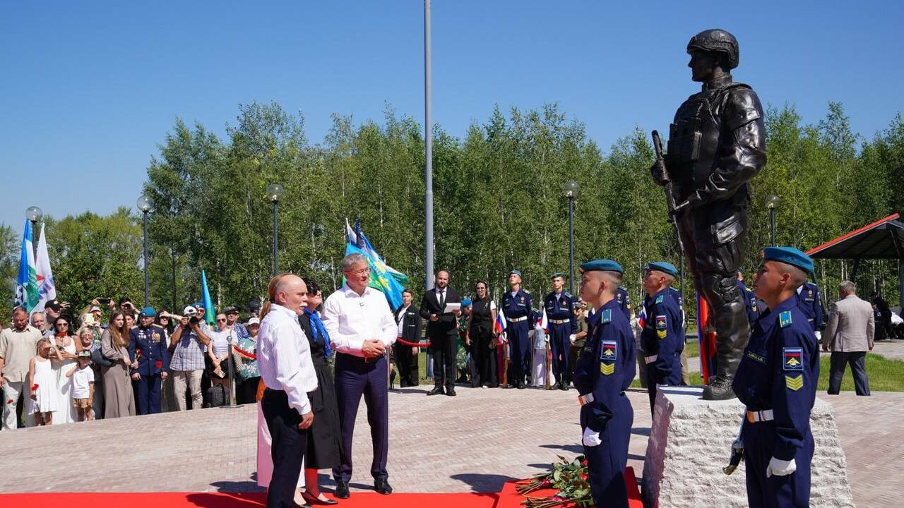 В Башкирии открыли памятник Герою России Максиму Серафимову В День ВДВ в парке «Патриот» в Чишм...