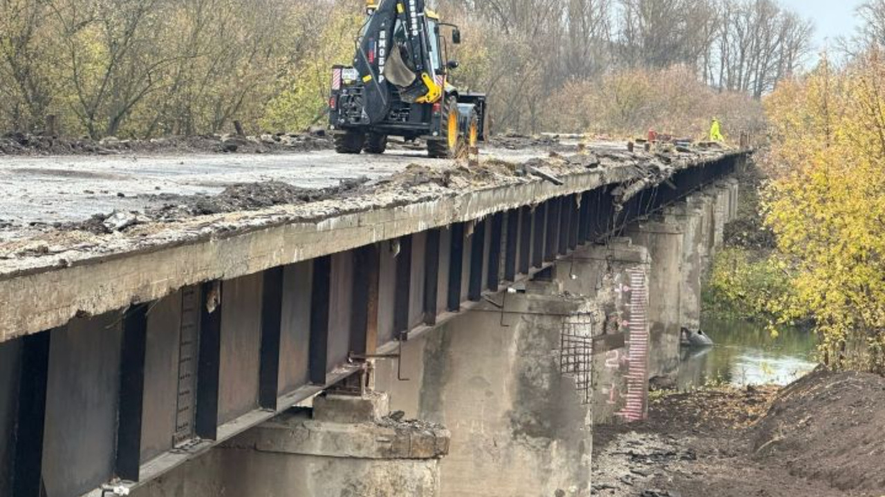 На реке Ик начался демонтаж моста между Башкири...