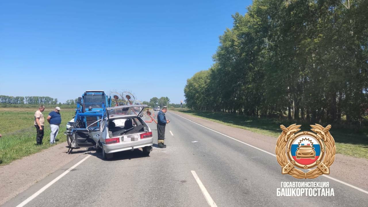 Пассажирка ВАЗ погибла в ДТП с трактором в Башкирии В Чишминском районе Башкирии в полдень 2 август...