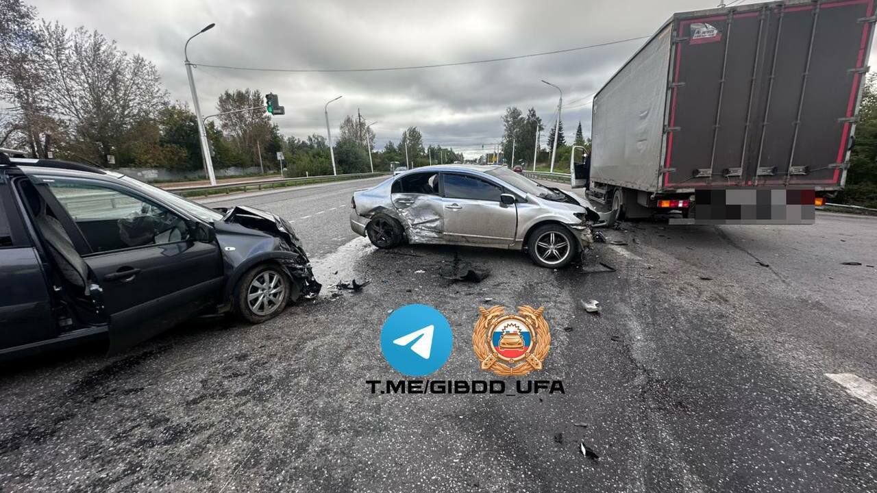 Четыре человека пострадали в тройной аварии в Уфе Сегодня утром в Уфе произошло ДТП на улице Перс...