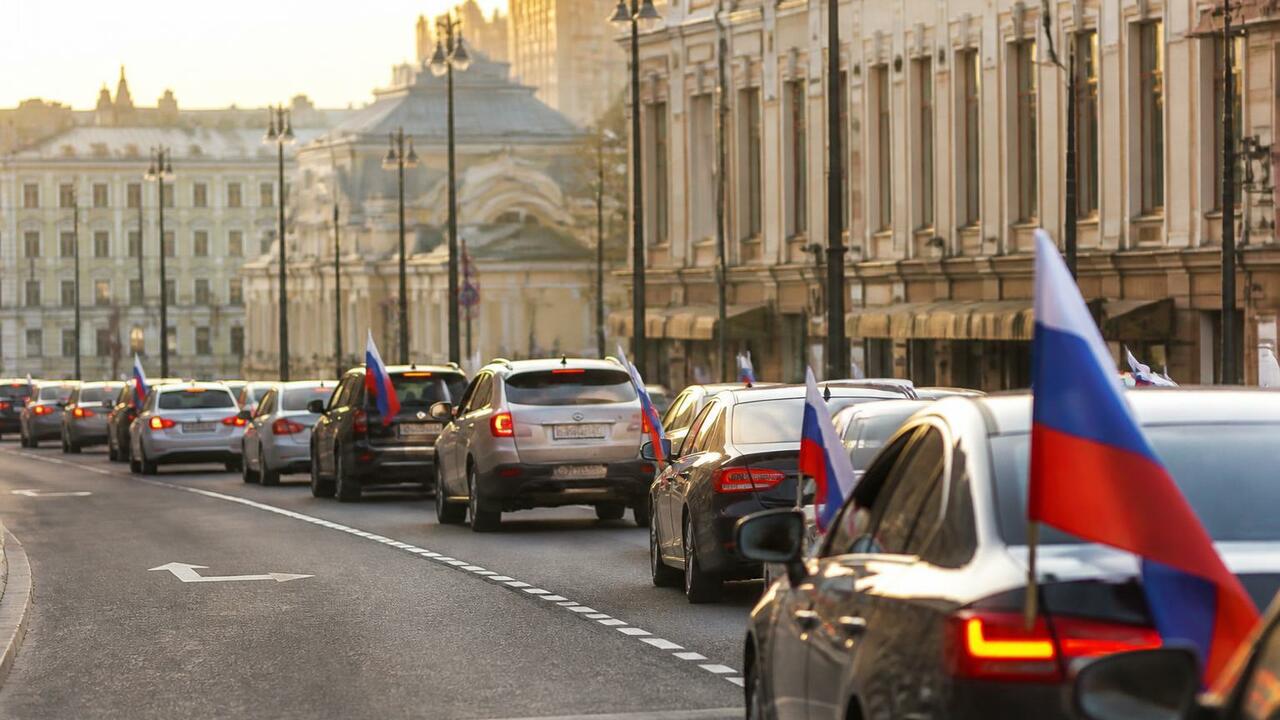 В Уфе День флага России отметили автопробегом с 200 участниками В Уфе День флага России отметили автопробегом с...