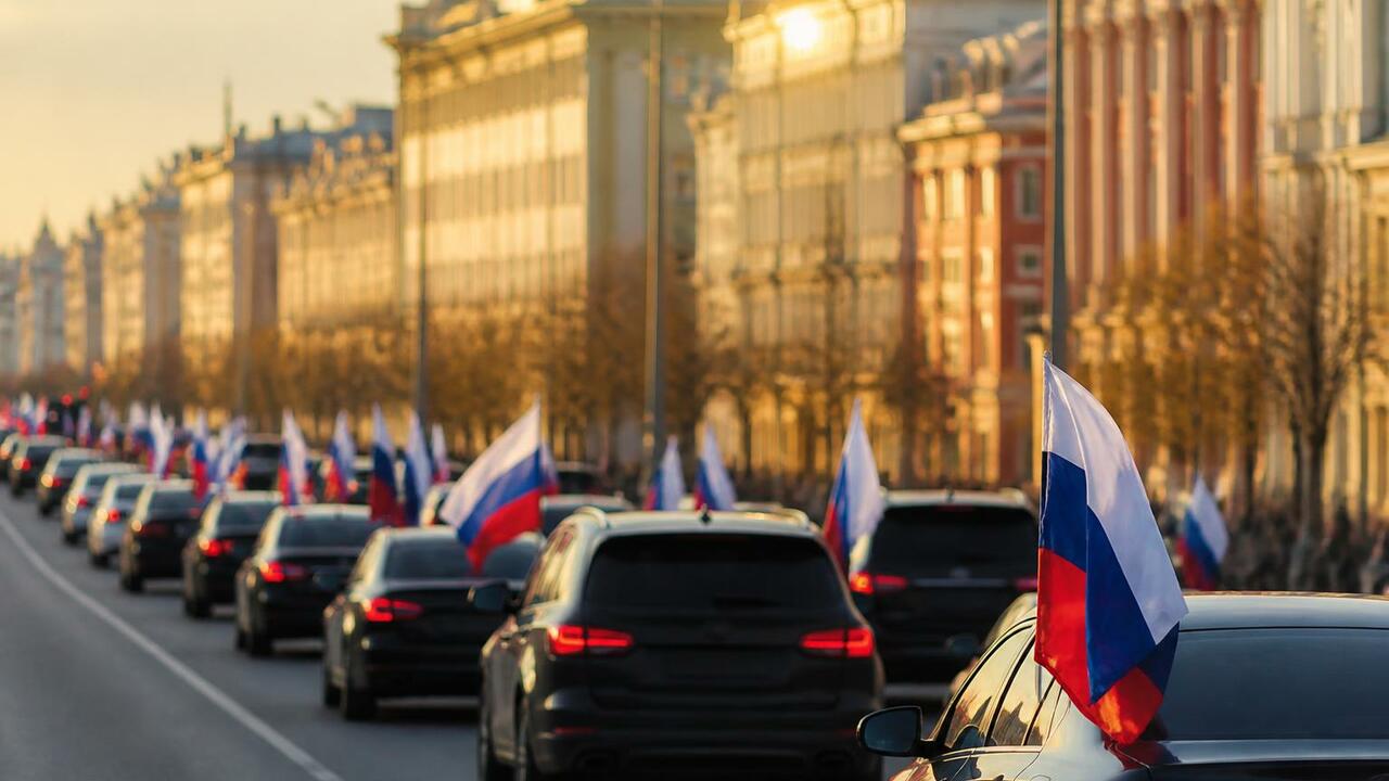 В Уфе отметили День флага России автопробегом с...