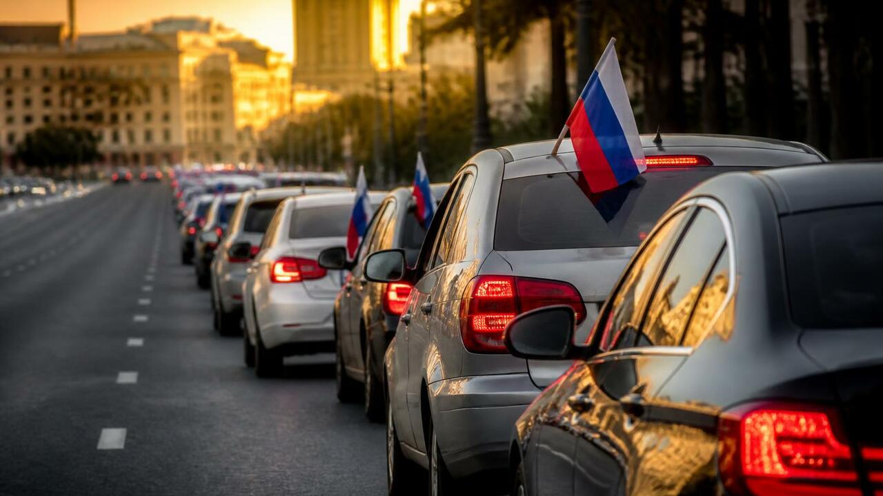 В Уфе День флага России отметили автопробегом с...
