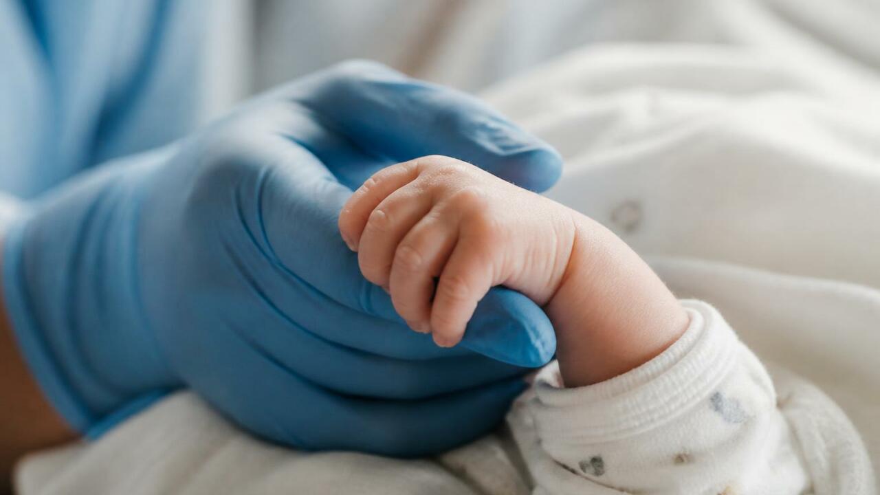 В Уфе родился малыш с шестью пальчиками на руке В Уфе гинеколог Станислав Иваха показал новорож...