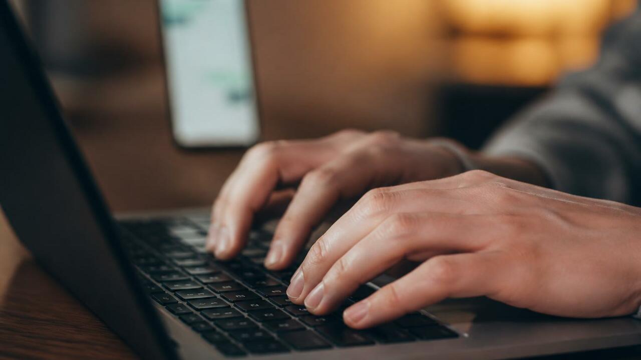 Мошенники с ИИ: как вас обманывают убедительнее людей ИИ-мошенники создают персонализированные фишинг...