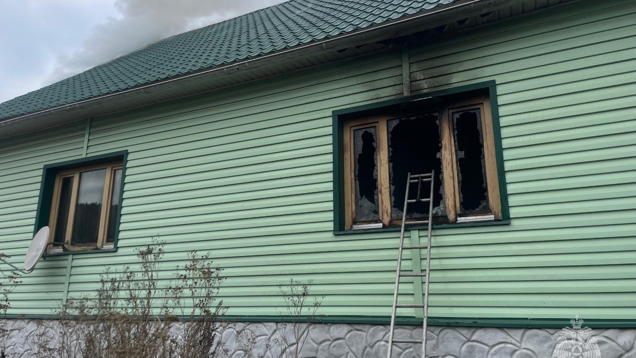 Двое пенсионеров пострадали при пожаре в частном доме в Башкирии В Учалах произошел пожар в частном доме, постра...