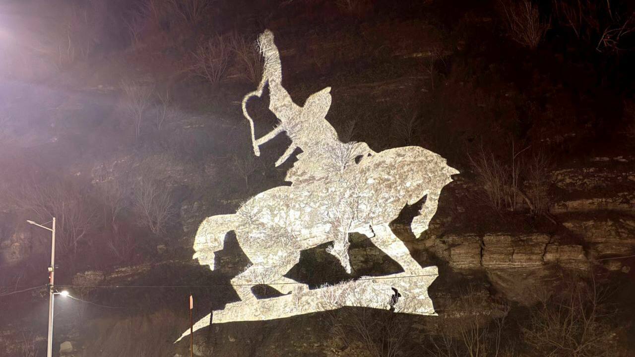 На склоне горы в Уфе зажгли проекцию памятнику ...