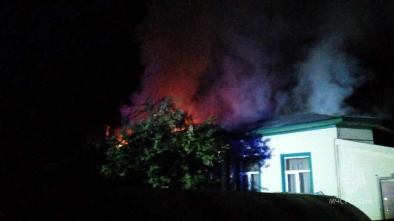 Ночью мужчина сгорел в пожаре в многоквартирном доме в Башкирии Сегодня ночью в поселке Чишмы по улице Дачной з...