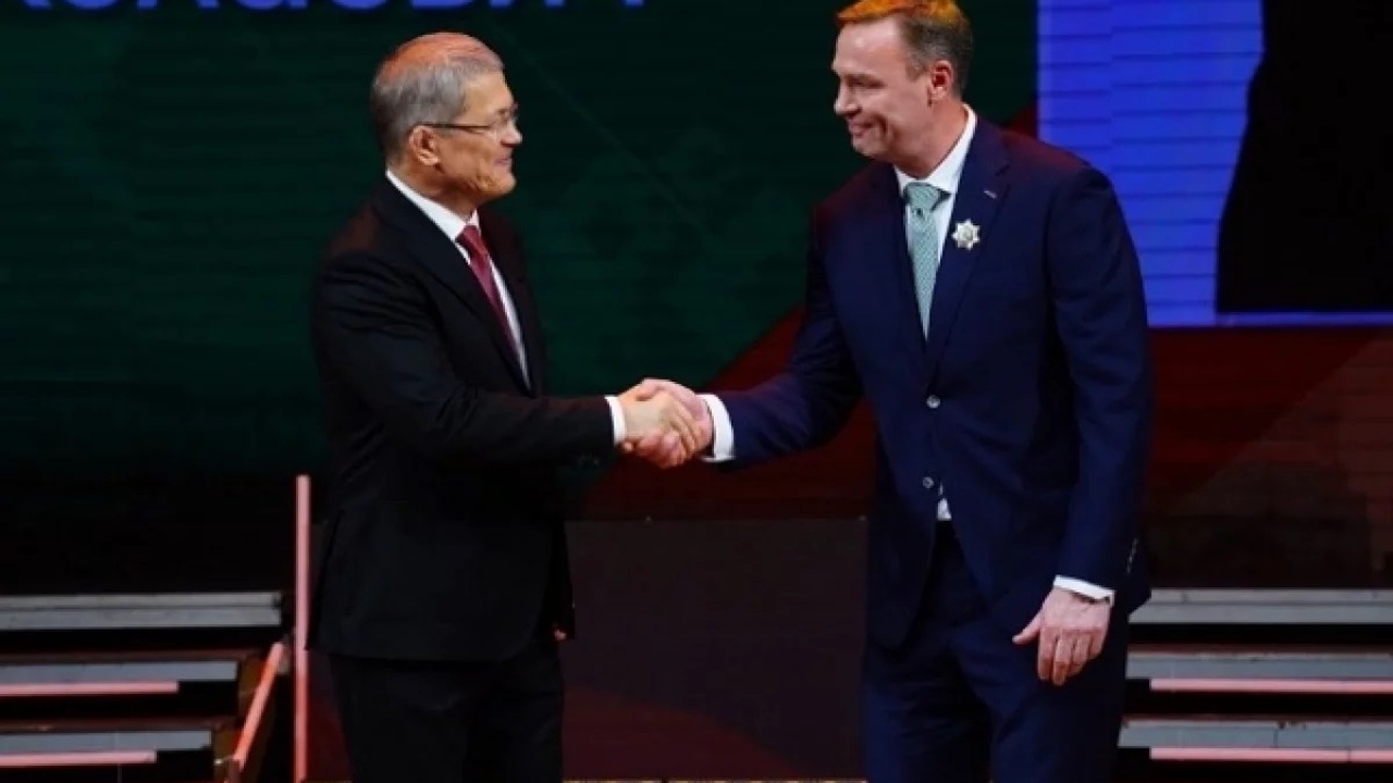 Радий Хабиров наградил Виктора Козлова орденом «Салавата Юлаева» Глава Башкирии Радий Хабиров наградил главного ...