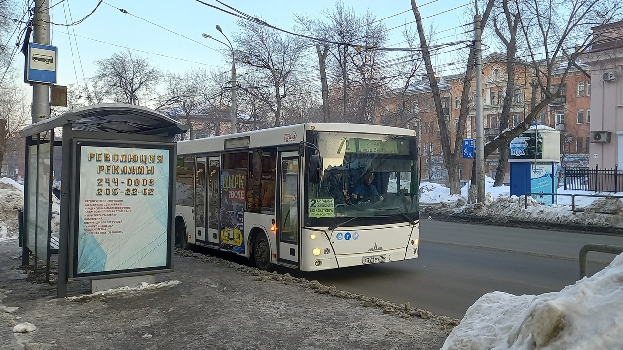 Снегопад и гололед осложняют дорожную ситуацию ...