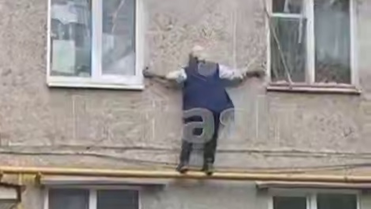 В Уфе пенсионер залезает в захламленную квартиру через окно В Зеленой роще в Уфе пенсионер залезает к себе ...