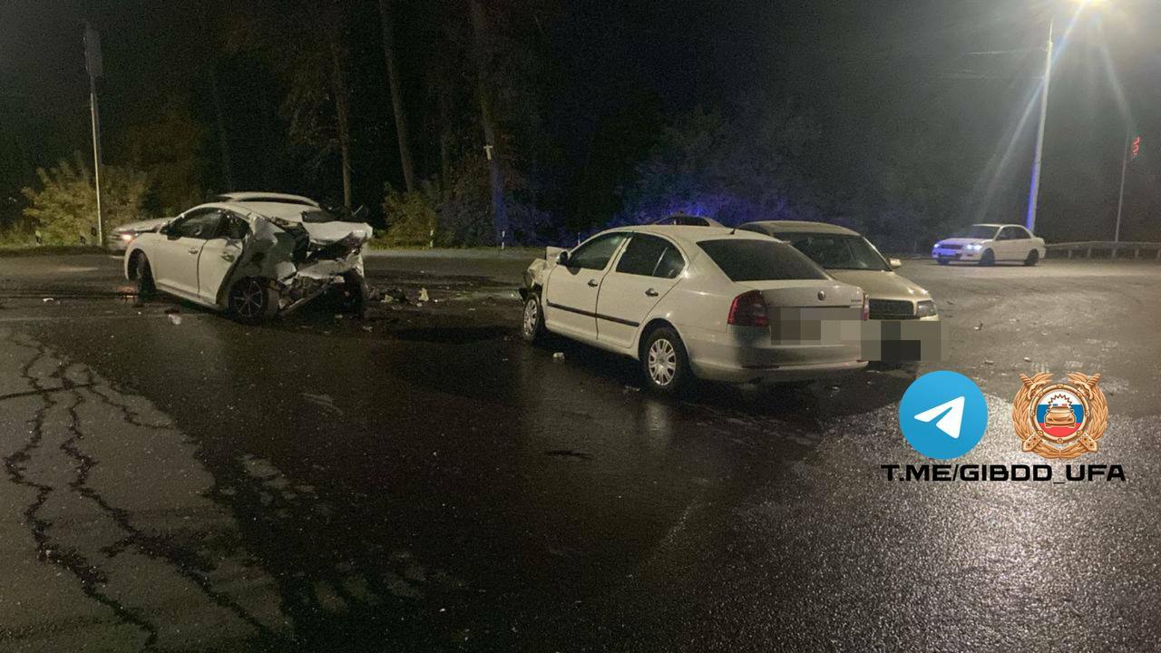 Три человека пострадали в тройном ДТП на Демском шоссе в Уфе В первом часу ночи на Демском шоссе в Уфе произ...