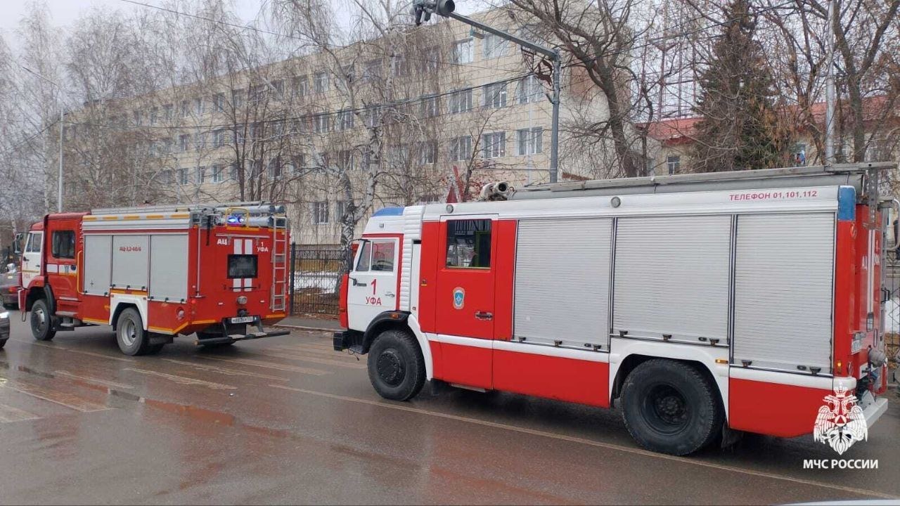 Пожарные МЧС в понедельник утром выезжали по со...