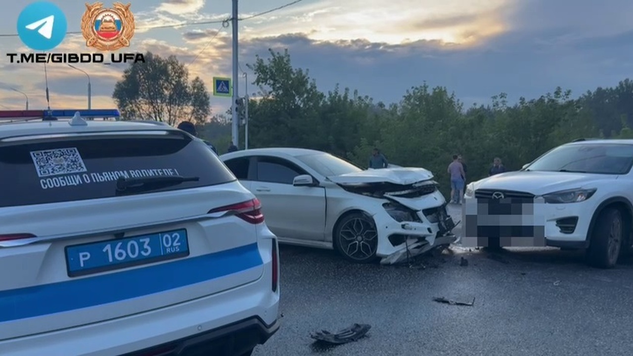 Четырех человек госпитализировали после тройной аварии в Уфе В Уфе на Перспективной вчера вечером произошло ...