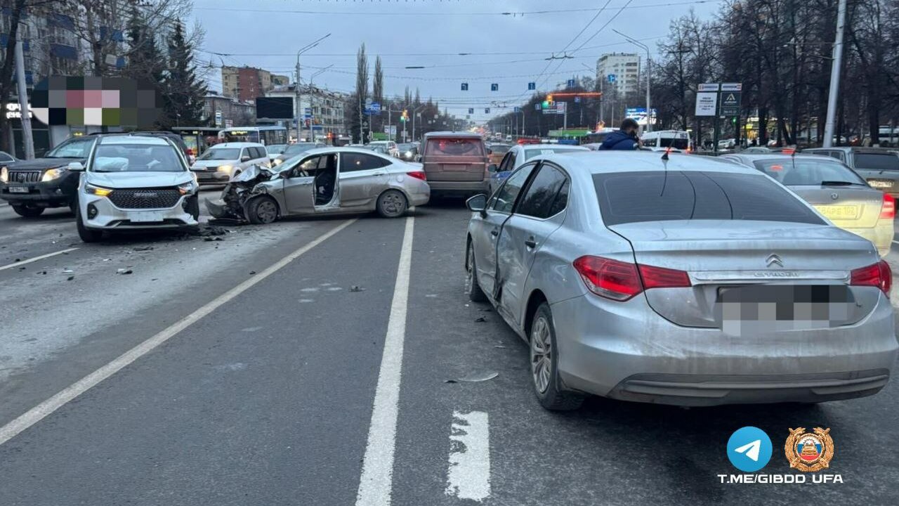 В четверг в пятом часу дня на проспекте Октября...