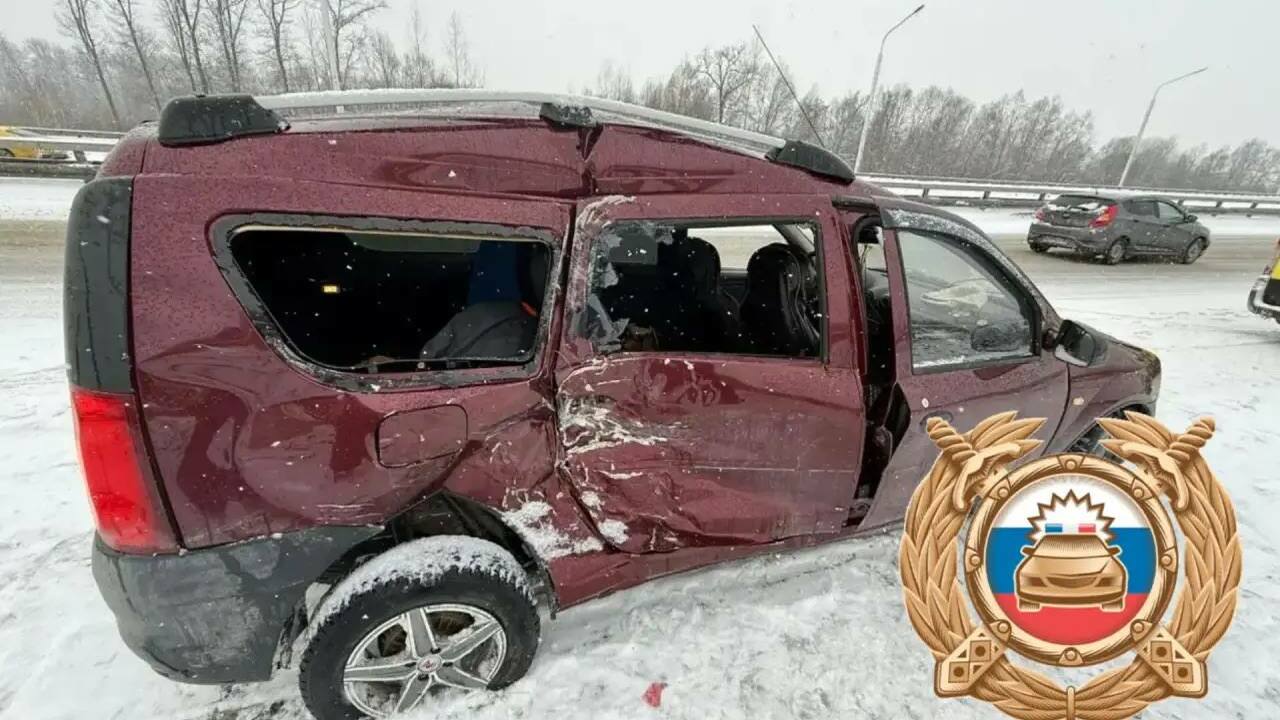 В Уфе произошло массовое ДТП с участием скорой ...