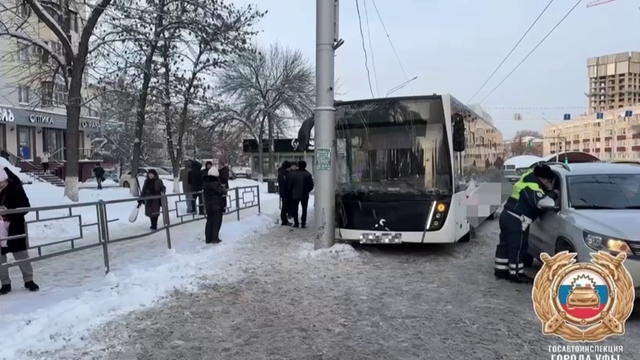 В Уфе автобус с пассажирами врезался в столб на...