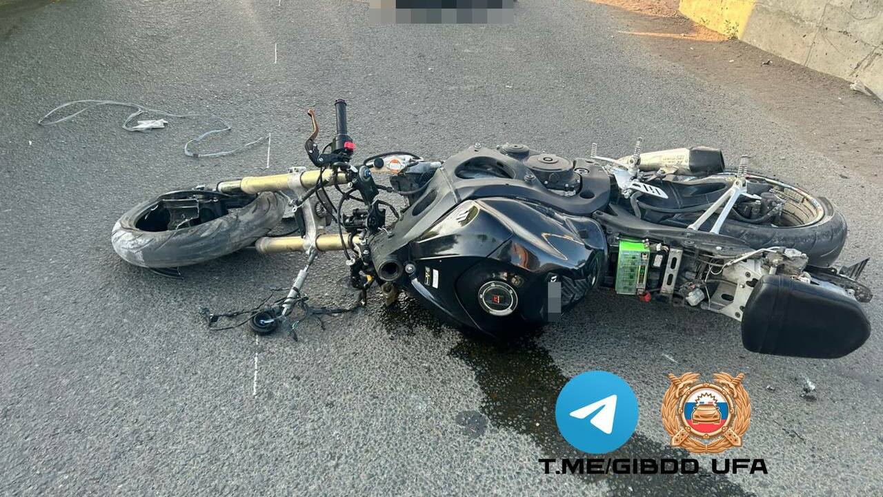 В Уфе байк влетел в ограждение, двое пострадали В пятницу в Уфе произошло ДТП на улице Айской, ...