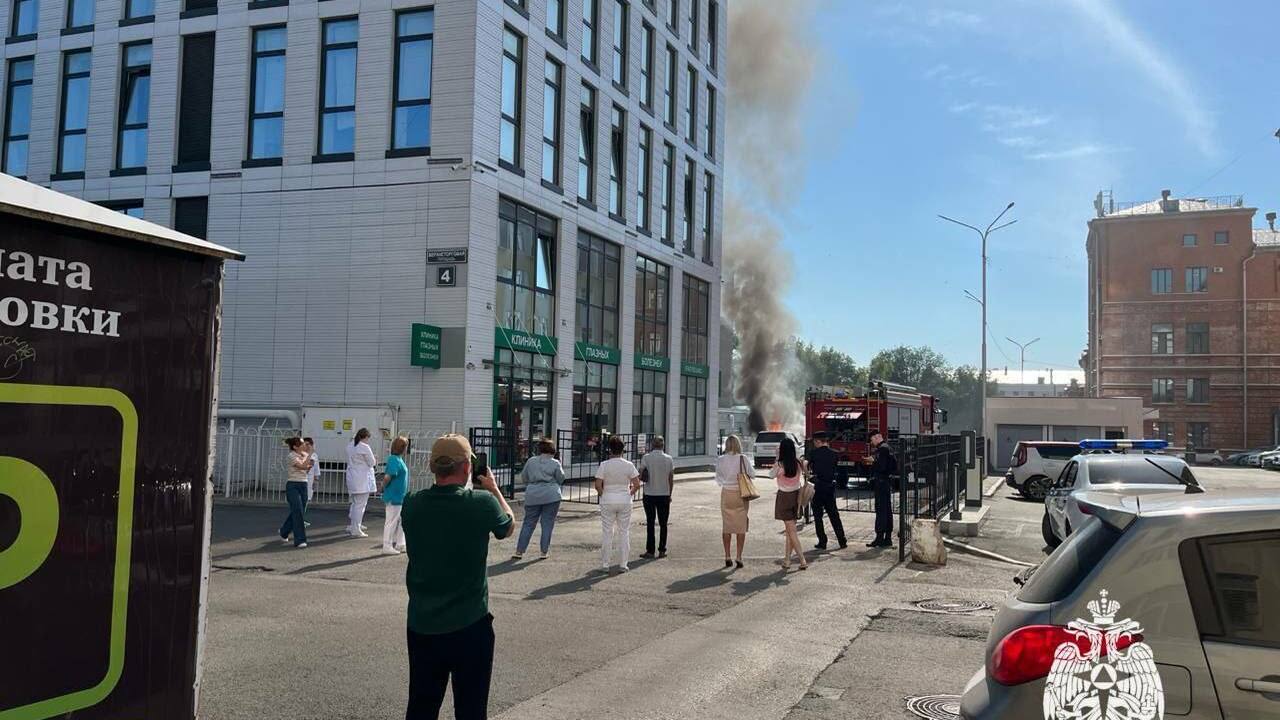 Внедорожник Range Rover загорелся сегодня утром...