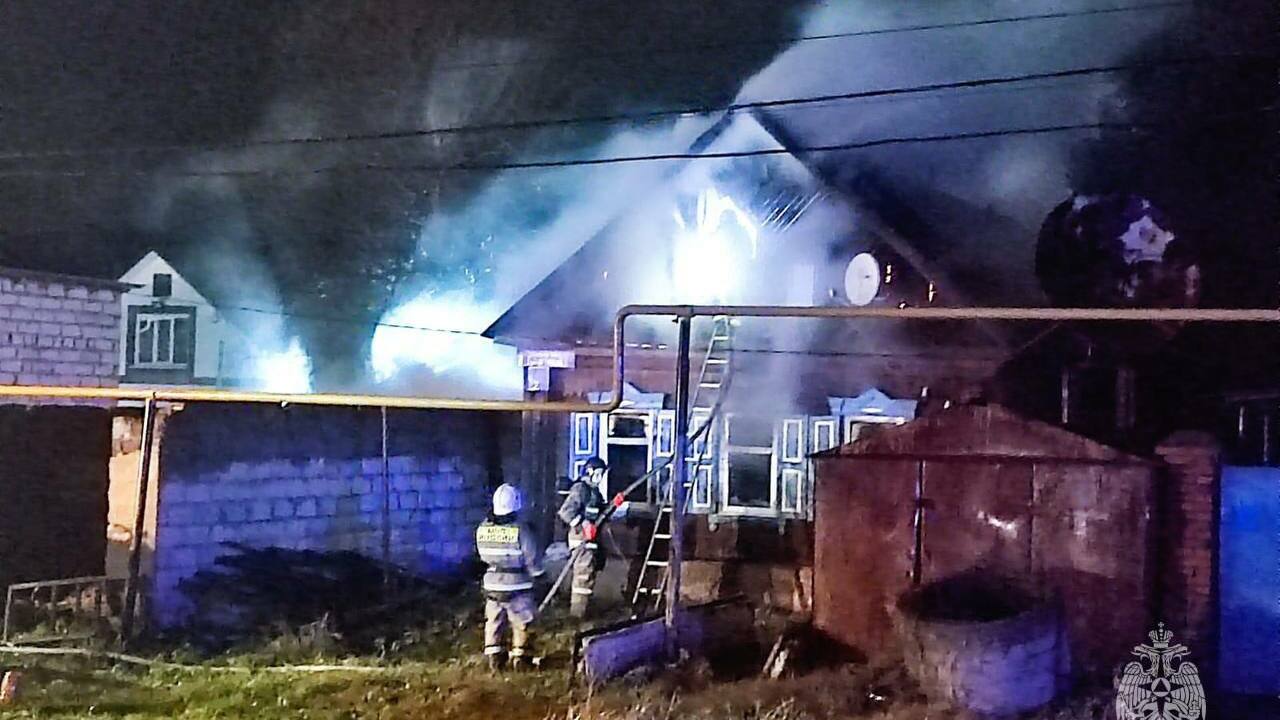 Пенсионер погиб при пожаре в частном доме в уфимской Деме Частный жилой дом горел вчера вечером на улице ...