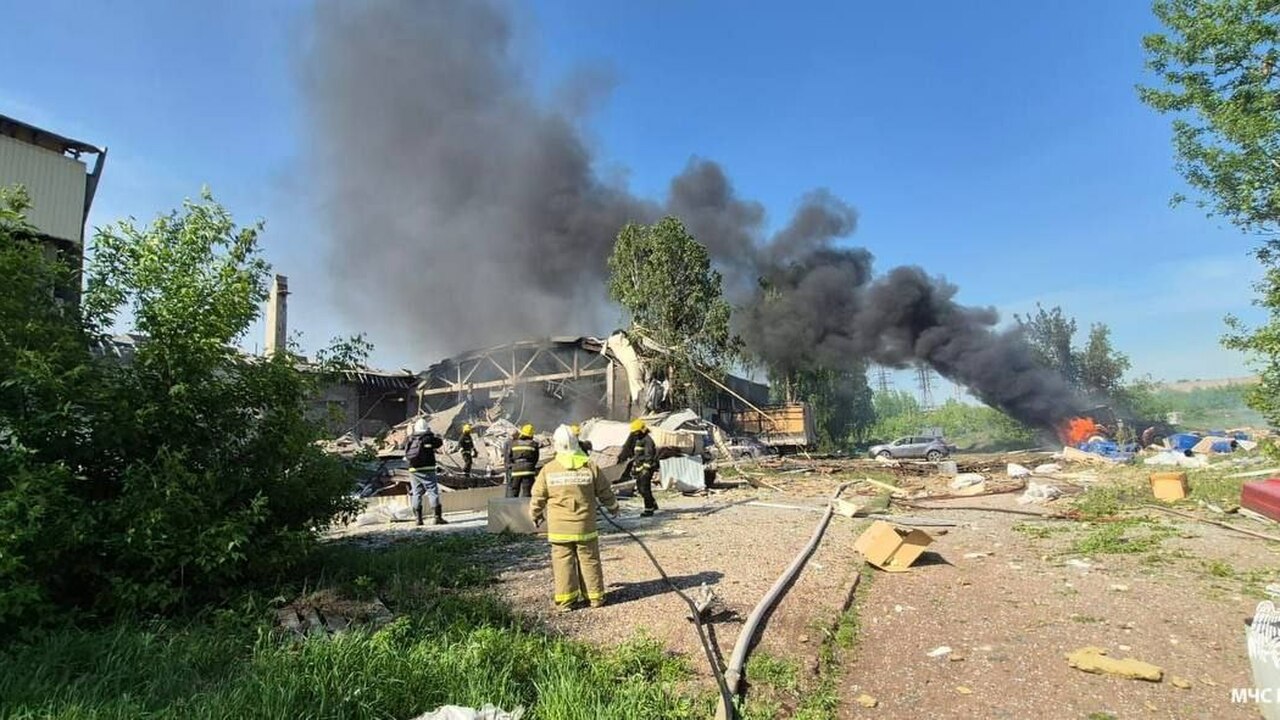 В Башкирии произошел взрыв на предприятии, имеются пострадавшие В Салавате на парафиновом заводе "Свеча" сегодн...