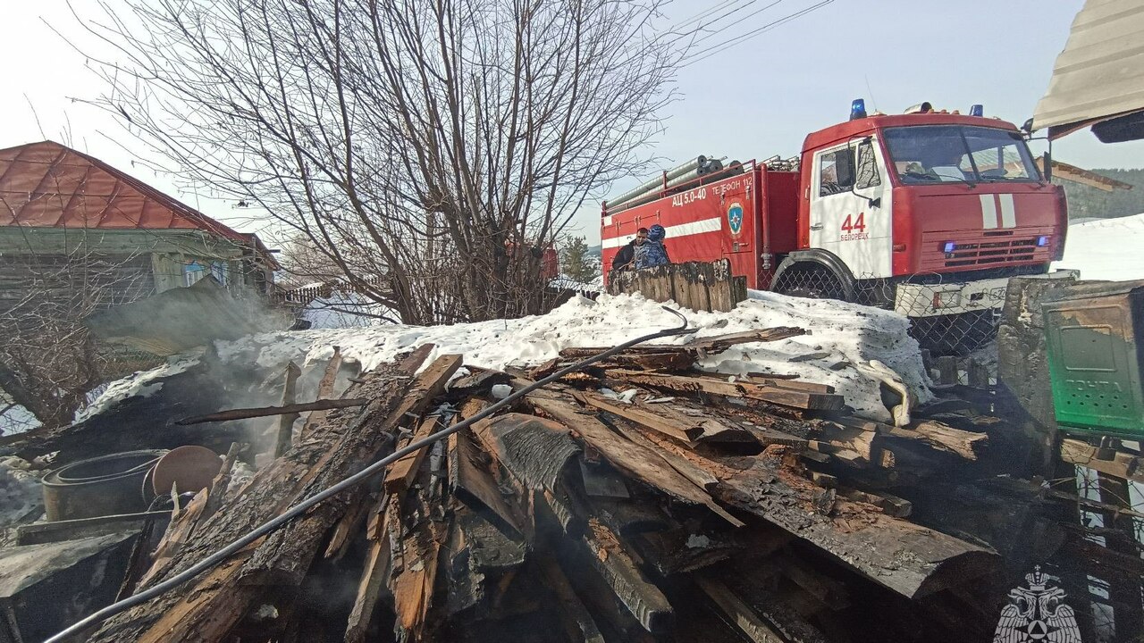 Два человека погибли при пожаре в частном доме ...