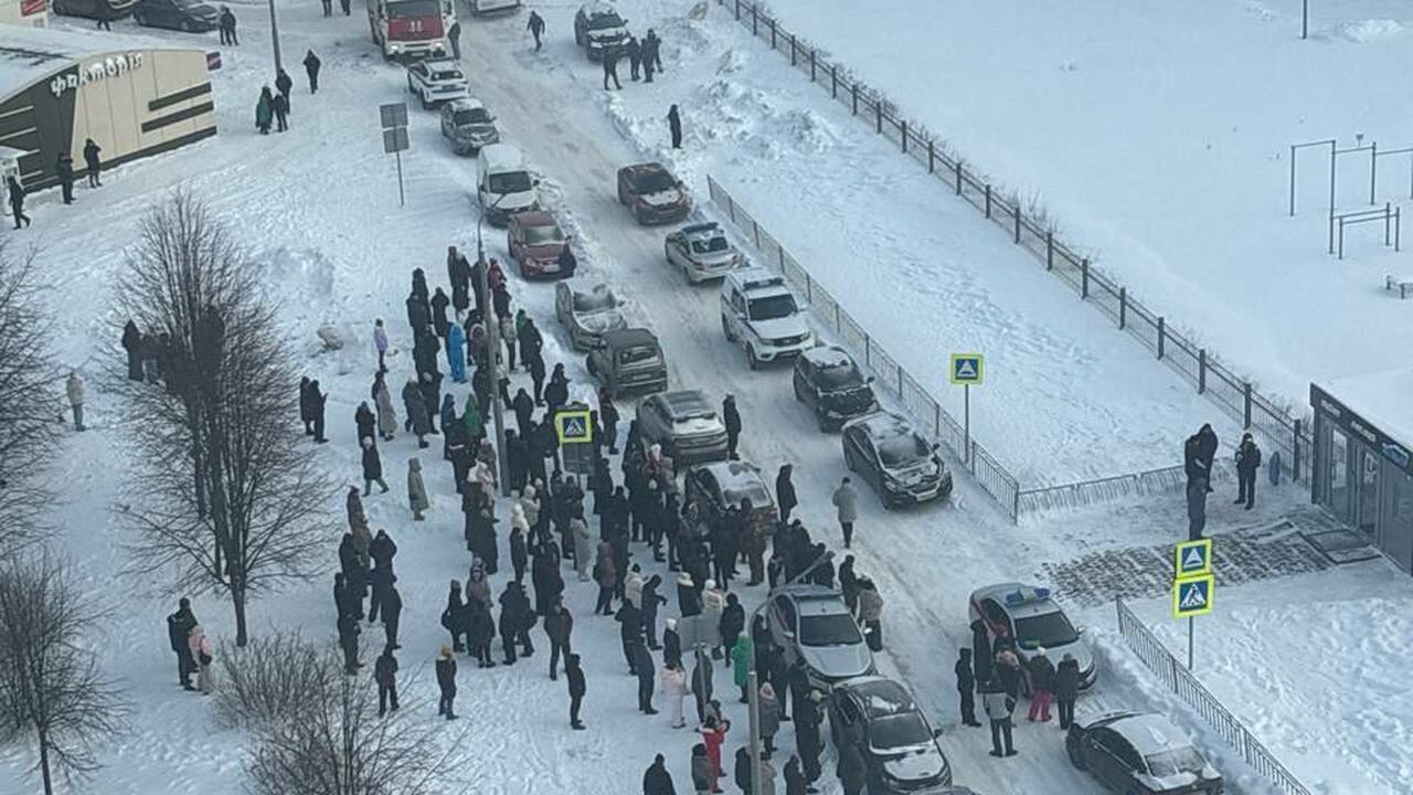 Девятиклассник с травматическим пистолетом напа...