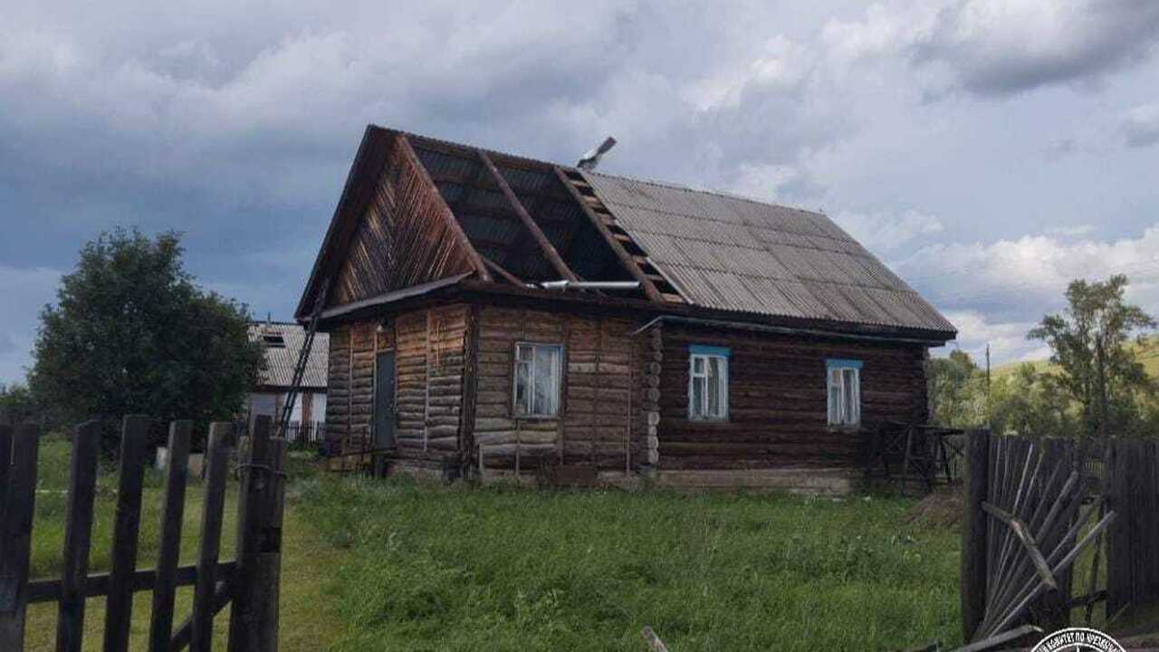 В Башкирии ветер сорвал крыши с трех домов В Зианчуринском районе Башкирии шквалистый вете...