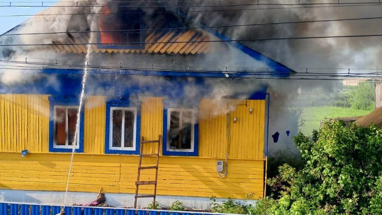 Близким погибших на пожаре в Башкирии детей оказывают помощь специалисты из Уфы Близким погибших на пожаре в Башкирии детей ока...