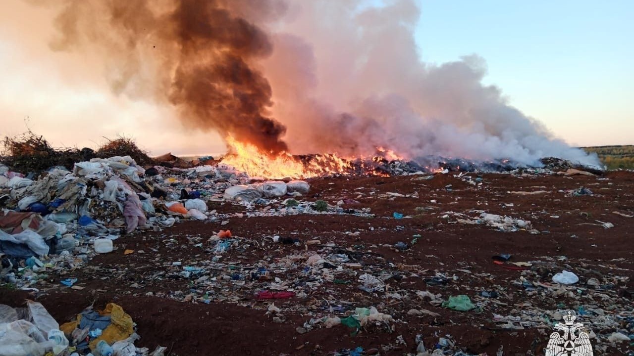 В Башкирии тушат пожар на полигоне ТКО В Краснокамском районе Башкирии в 2,5 километра...