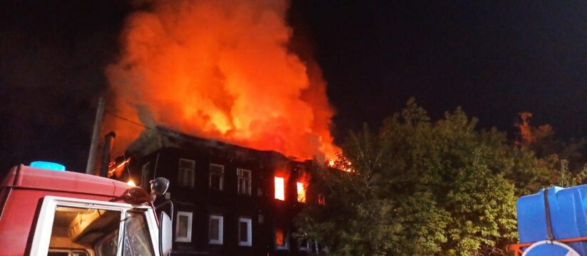 В Уфе ночью загорелась крыша многоквартирной дв...