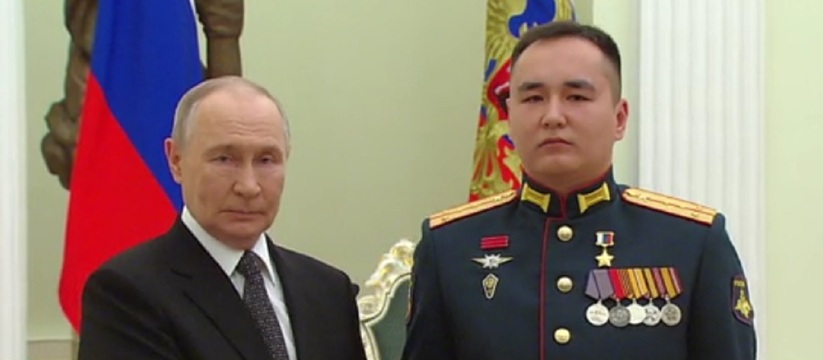 Президент России Владимир Путин в Кремле вручил...