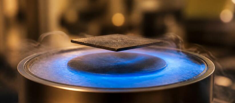 Учёные создали парящий ковёр-самолёт из графита Учёные из Киотского университета создали гибрид...