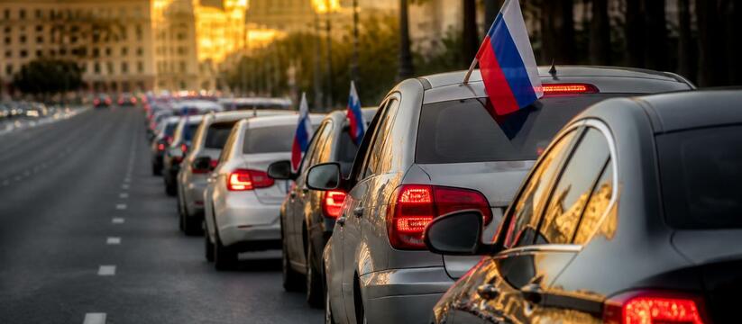В Уфе День флага России отметили автопробегом с...